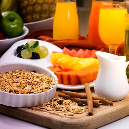 Hotel Clarion Suites Guatemala Exterior foto Healthy breakfast