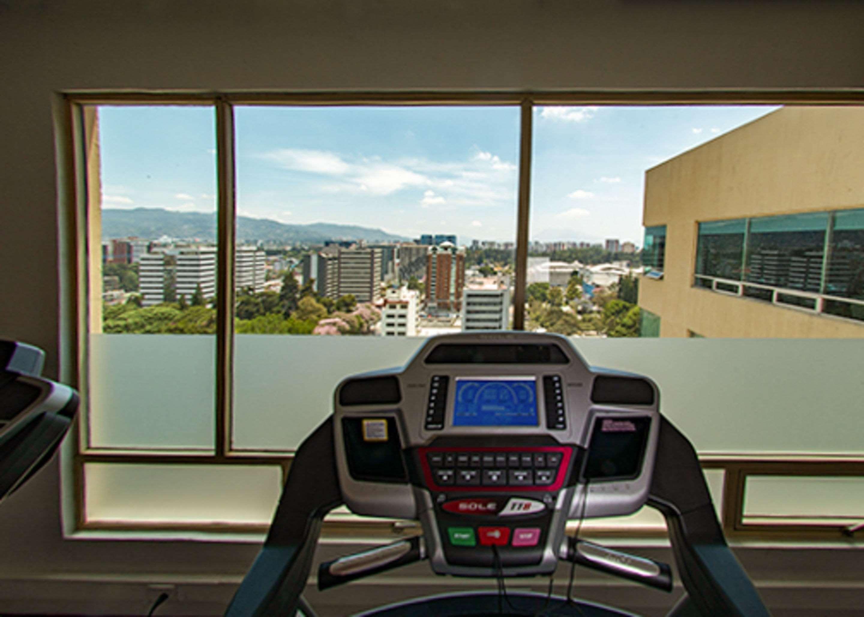 Hotel Clarion Suites Guatemala Exterior foto The gym at the hotel