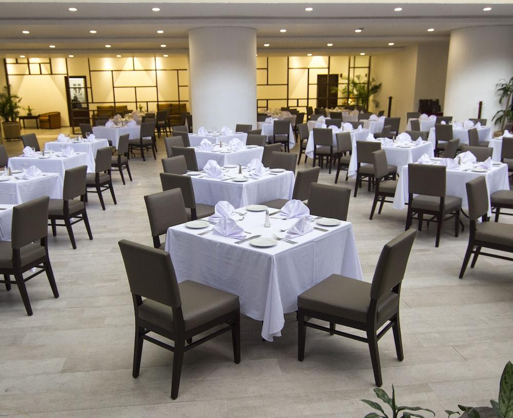 Hotel Clarion Suites Guatemala Exterior foto The dining room at the National Museum of Singapore