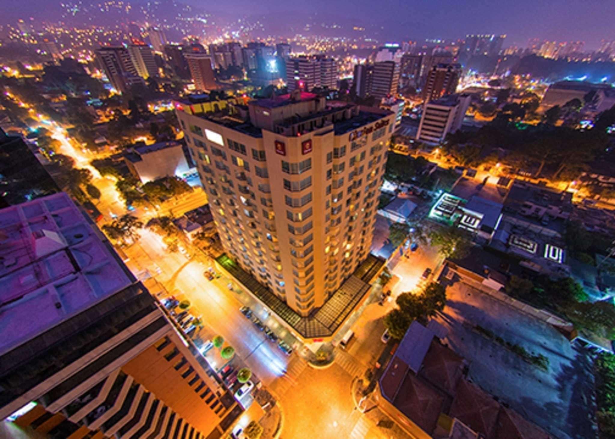 Hotel Clarion Suites Guatemala Exterior foto Aerial view of the city at night