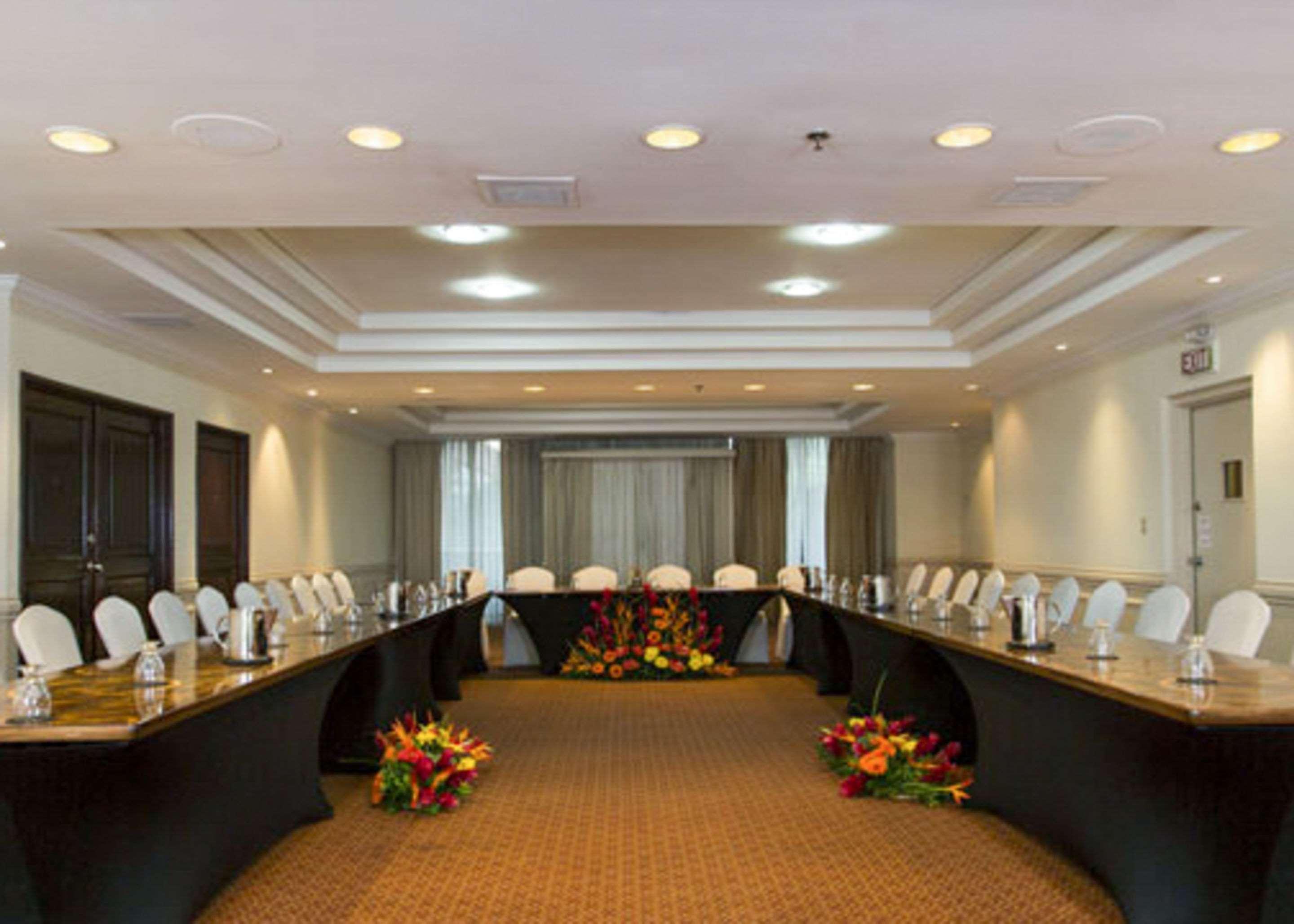 Hotel Clarion Suites Guatemala Exterior foto Meeting room