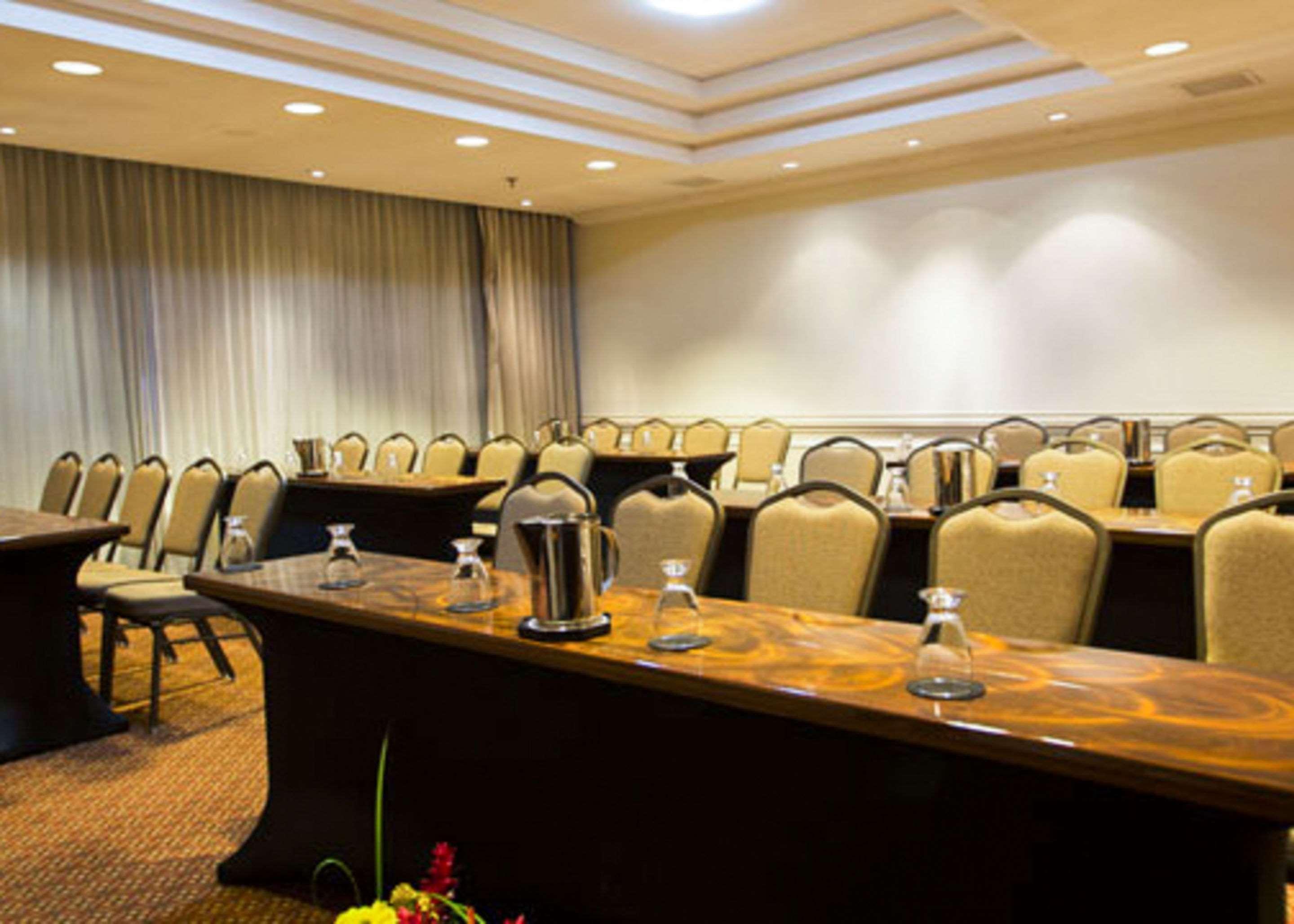 Hotel Clarion Suites Guatemala Exterior foto Meeting room