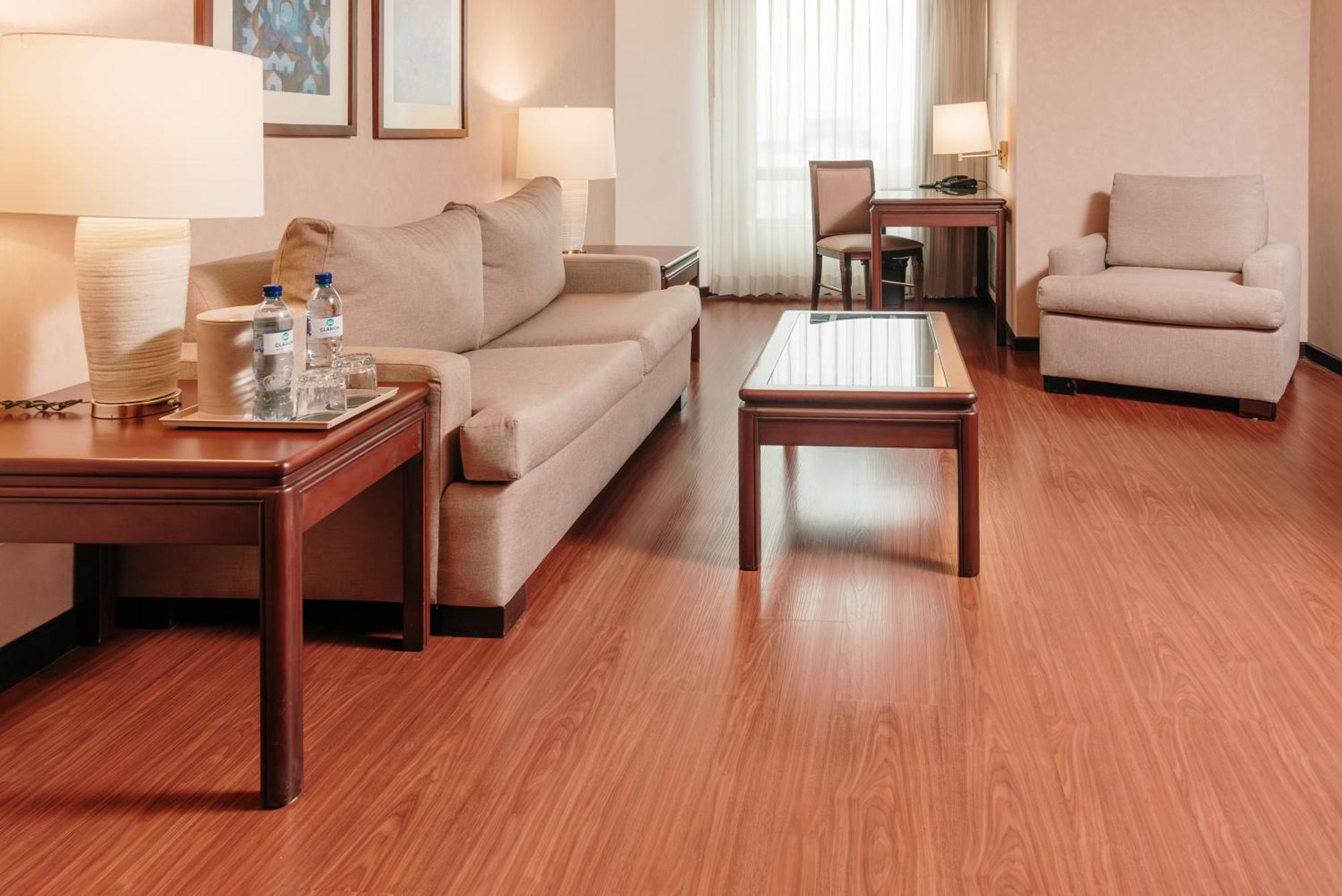 Hotel Clarion Suites Guatemala Exterior foto Laminate flooring