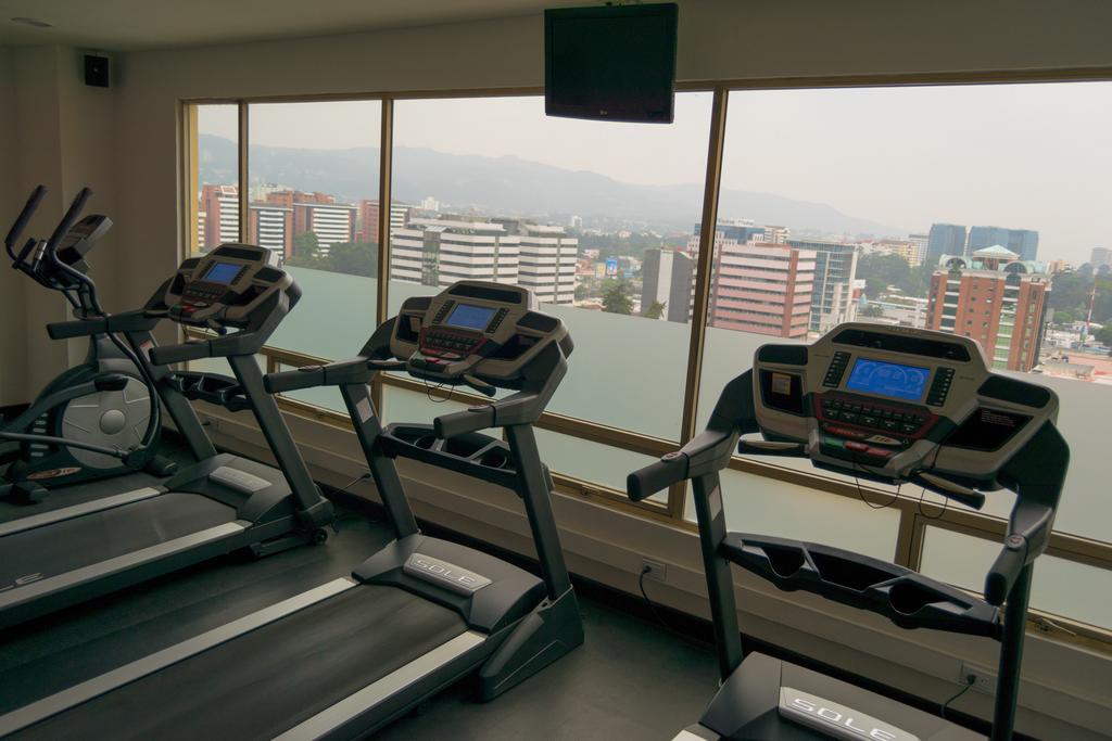 Hotel Clarion Suites Guatemala Exterior foto Treadmills in a gym