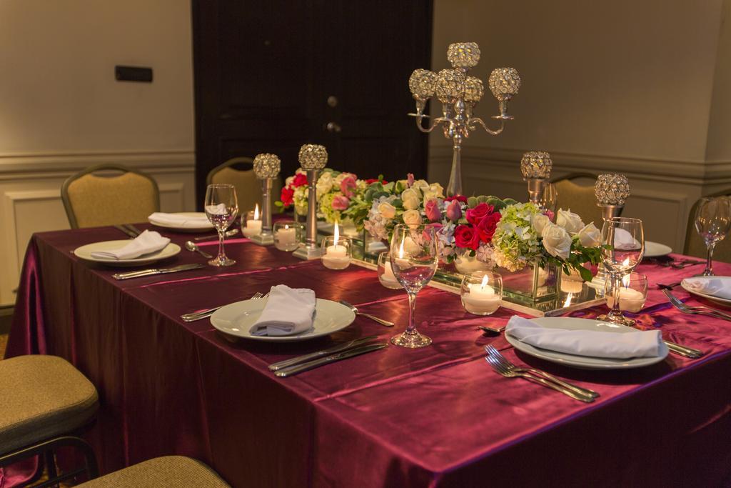 Hotel Clarion Suites Guatemala Exterior foto A table set for a formal dinner